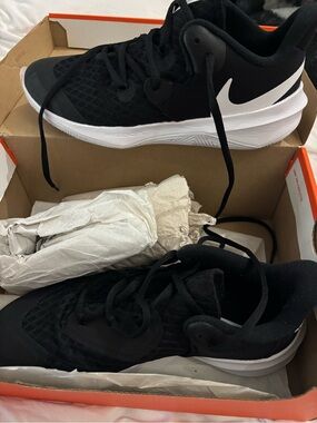 NEW NIKE VOLLEYBALL SHOES MEN 6.5 WOMAN 8